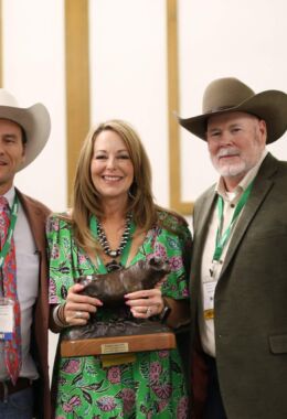 SGBI President Adolfo Sanchez, left, presents Heather and Kevin Blewett, Buena Vida Cattle Company, with the 2025 President’s Award.